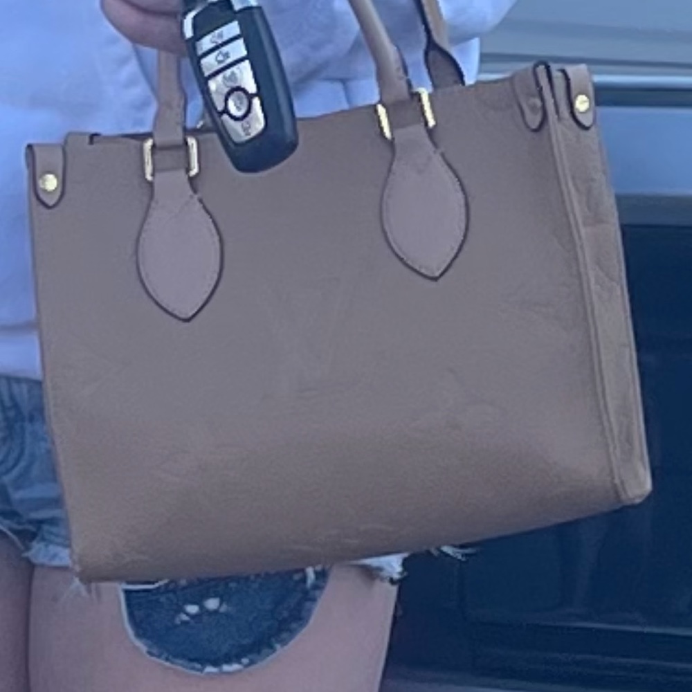 I’m selling this super cute AUTHENTIC Louis Vuitton handbag. Medium sized.